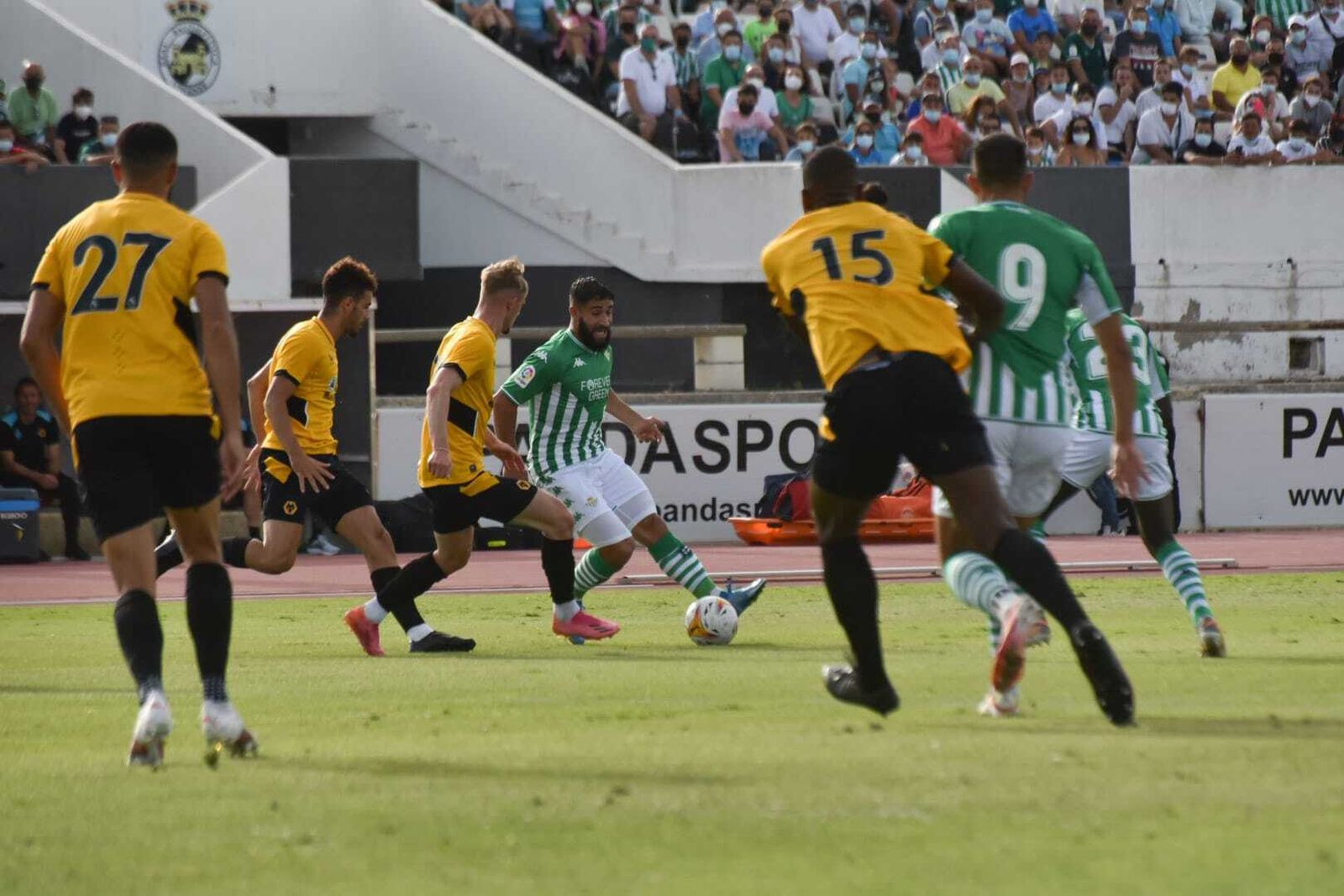 El bético Fekir, ante dos jugadores del Wolverhampton, en La Línea.