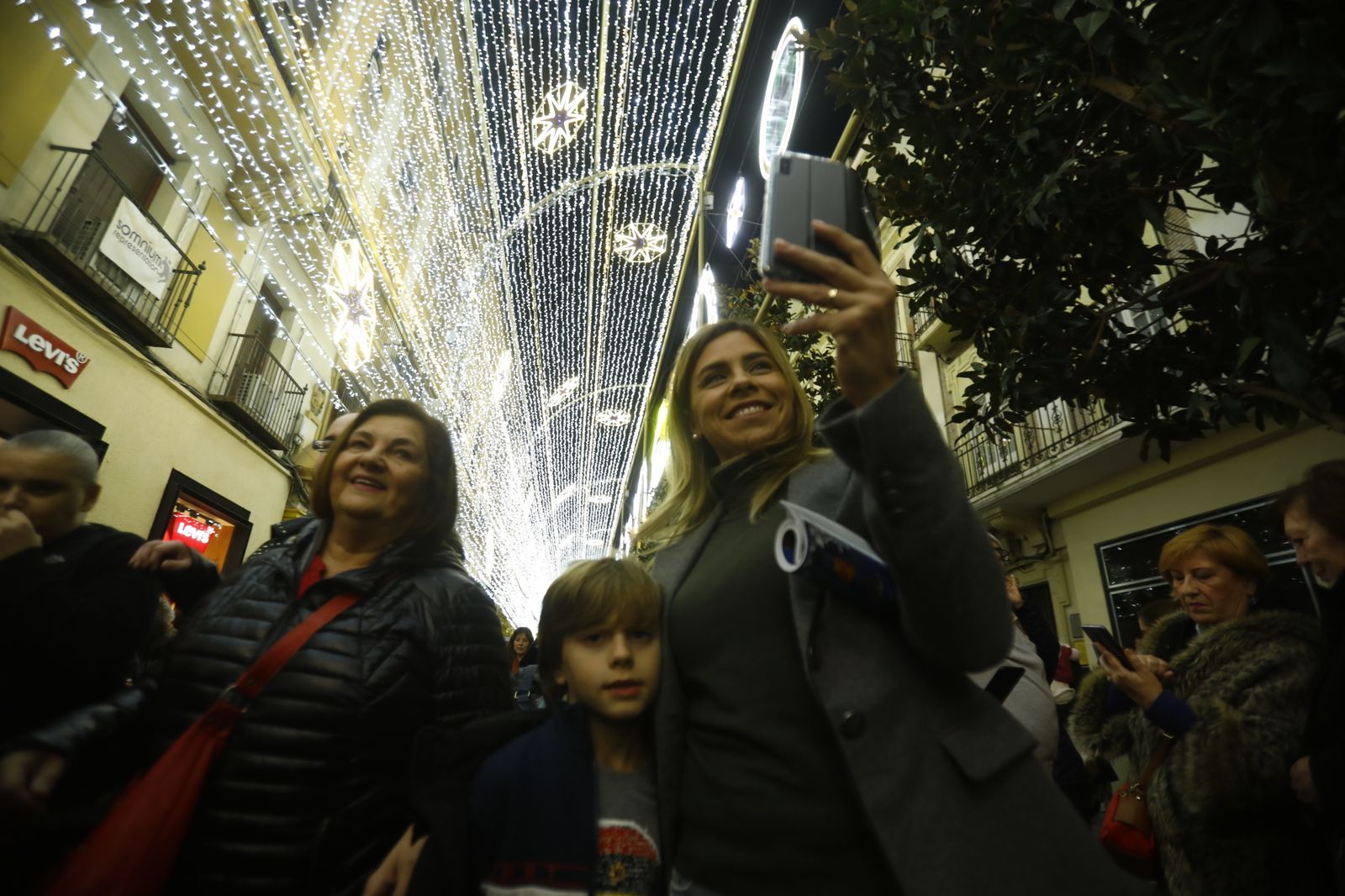 El encendido del espectáculo navideño de la calle Cruz Conde de Córdoba, en imágenes
