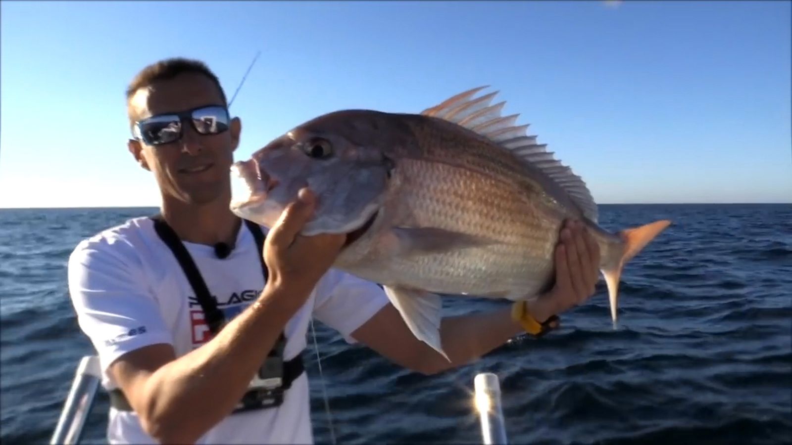 Raúl Campos muestra un ejemplar capturado con inchiku