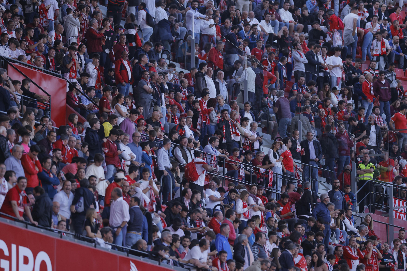 Búscate en las fotos del Sevilla-Betis