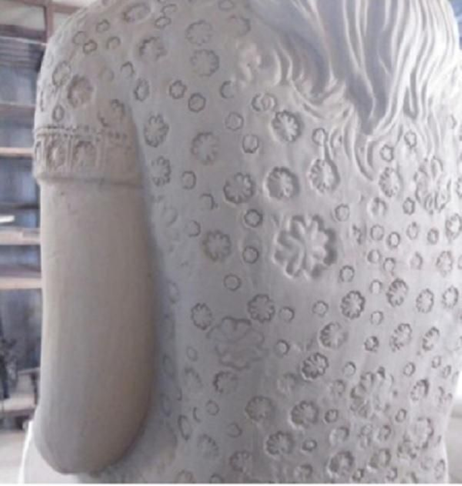 Detalle de la decoración de la ropa.