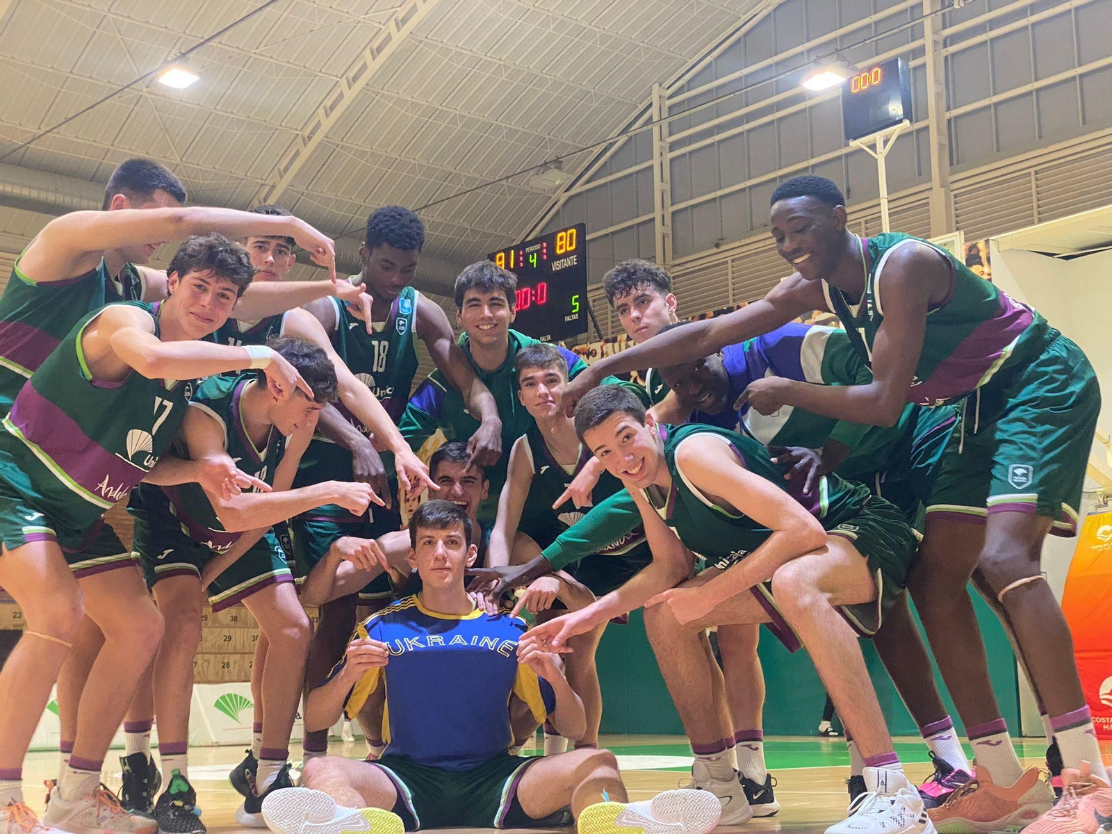 Los jugadores del Unicaja celebran la victoria en Los Guindos.