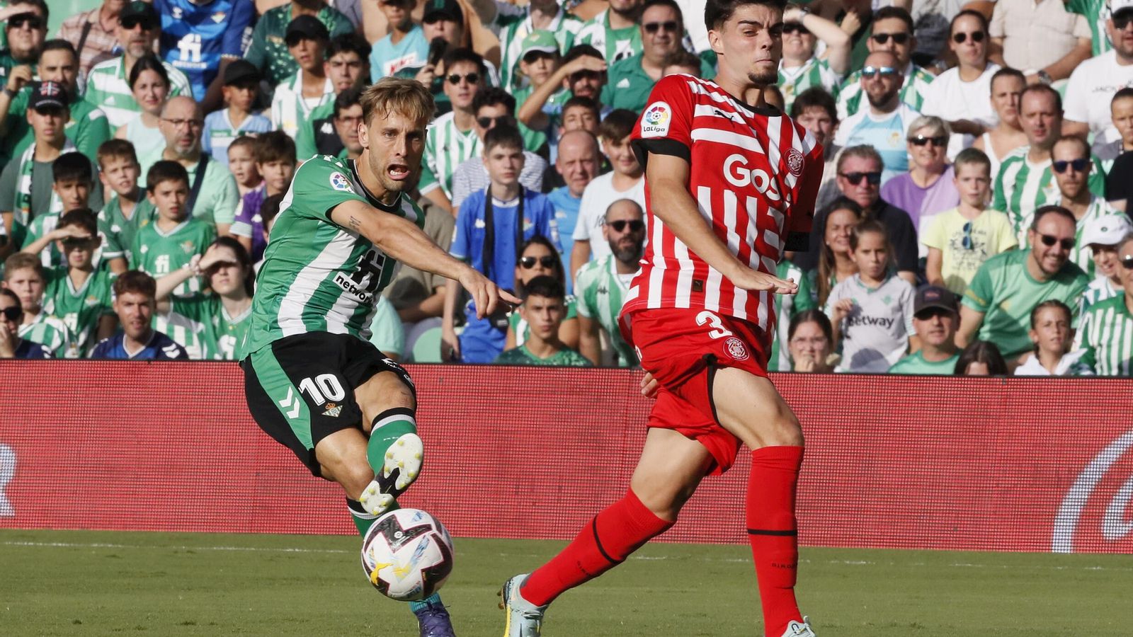Canales y el centrocampista del Girona Miguel Ortega, durante el partido de la jornada disputado en el Benito Villamarín.