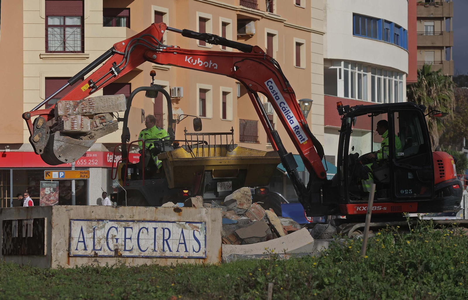 Fotos de la demolición de la fuente de la rotonda del Varadero en Algeciras
