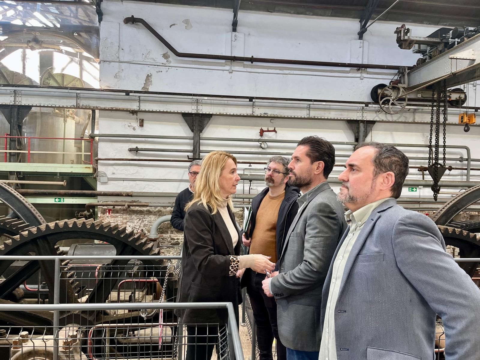 El delegado provincial junto a representantes municipales en la Fábrica del Pilar