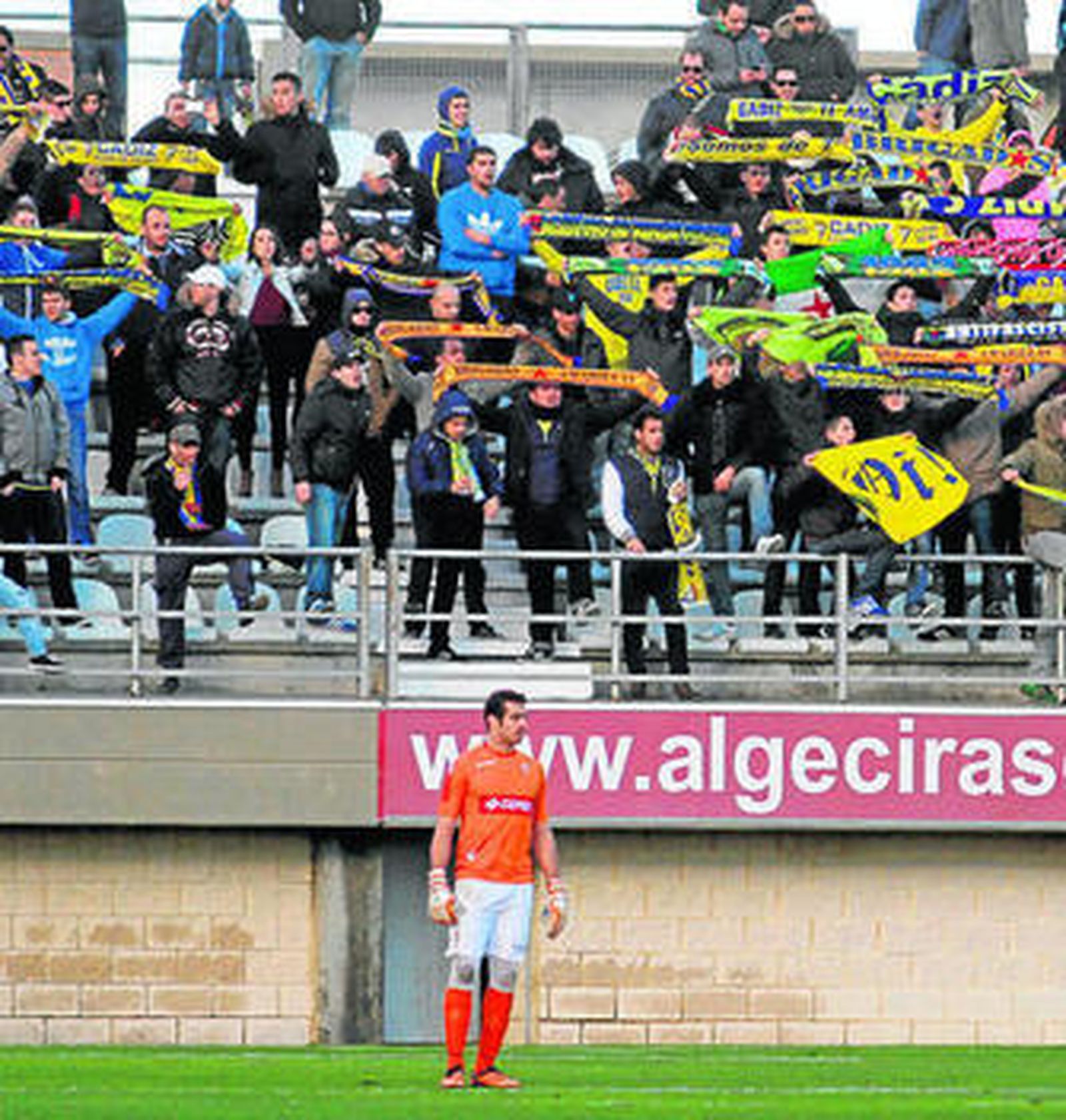 El guardameta Romero, con aficionados cadistas a su espalda.