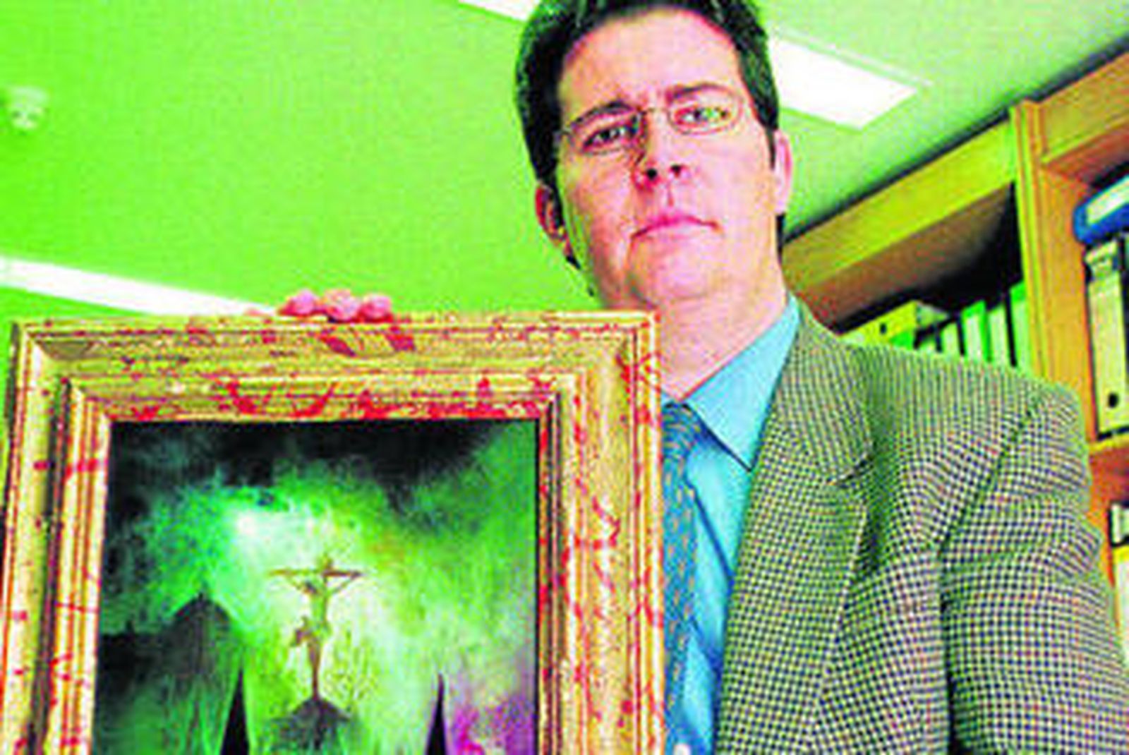 Reyes con una de sus obras cofrades, el Santo Crucifijo de la Salud.