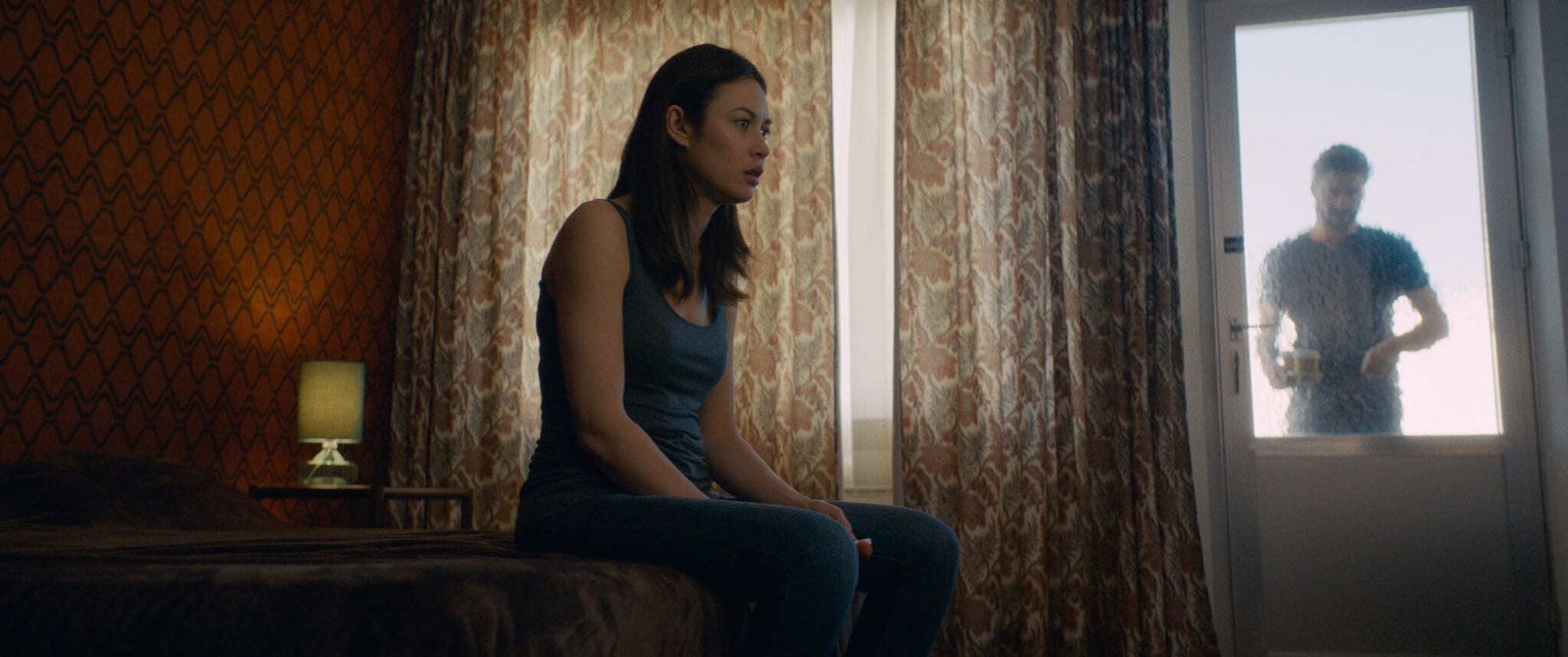 Olga Kurylenko y Kevin Janssens en una imagen de 'La habitación'.