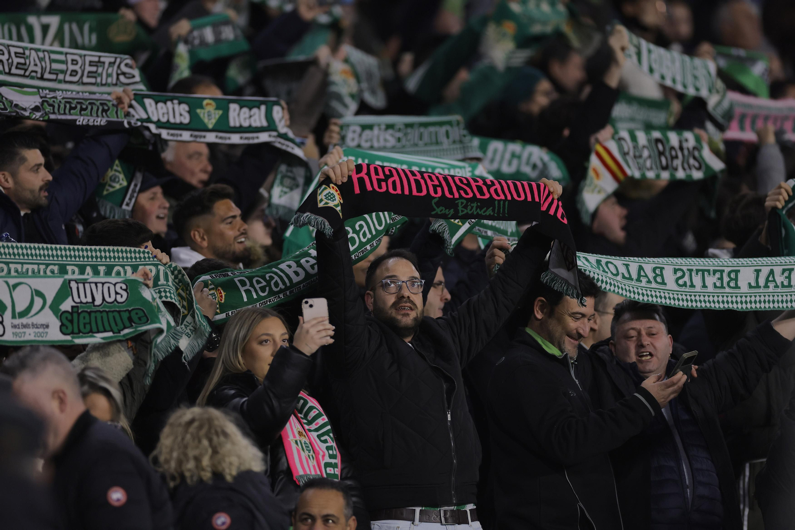 Búscate en las fotos del Betis-Girona
