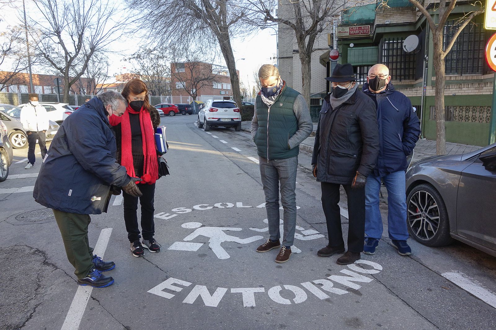 El dibujo que señala el entorno escolar saludable y seguro