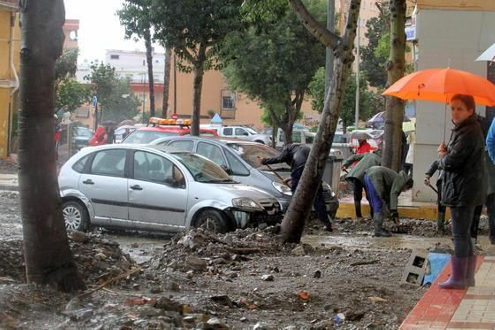 Málaga limpia el barro dejado por la tromba de agua del sábado