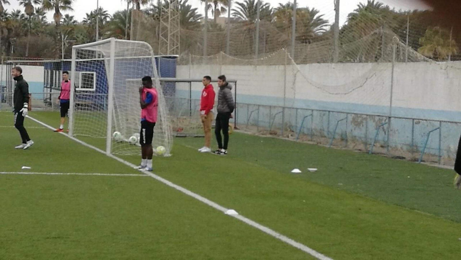 Dopi y Fabrizio Danese siguen el desarrollo del entrenamiento detrás de la portería
