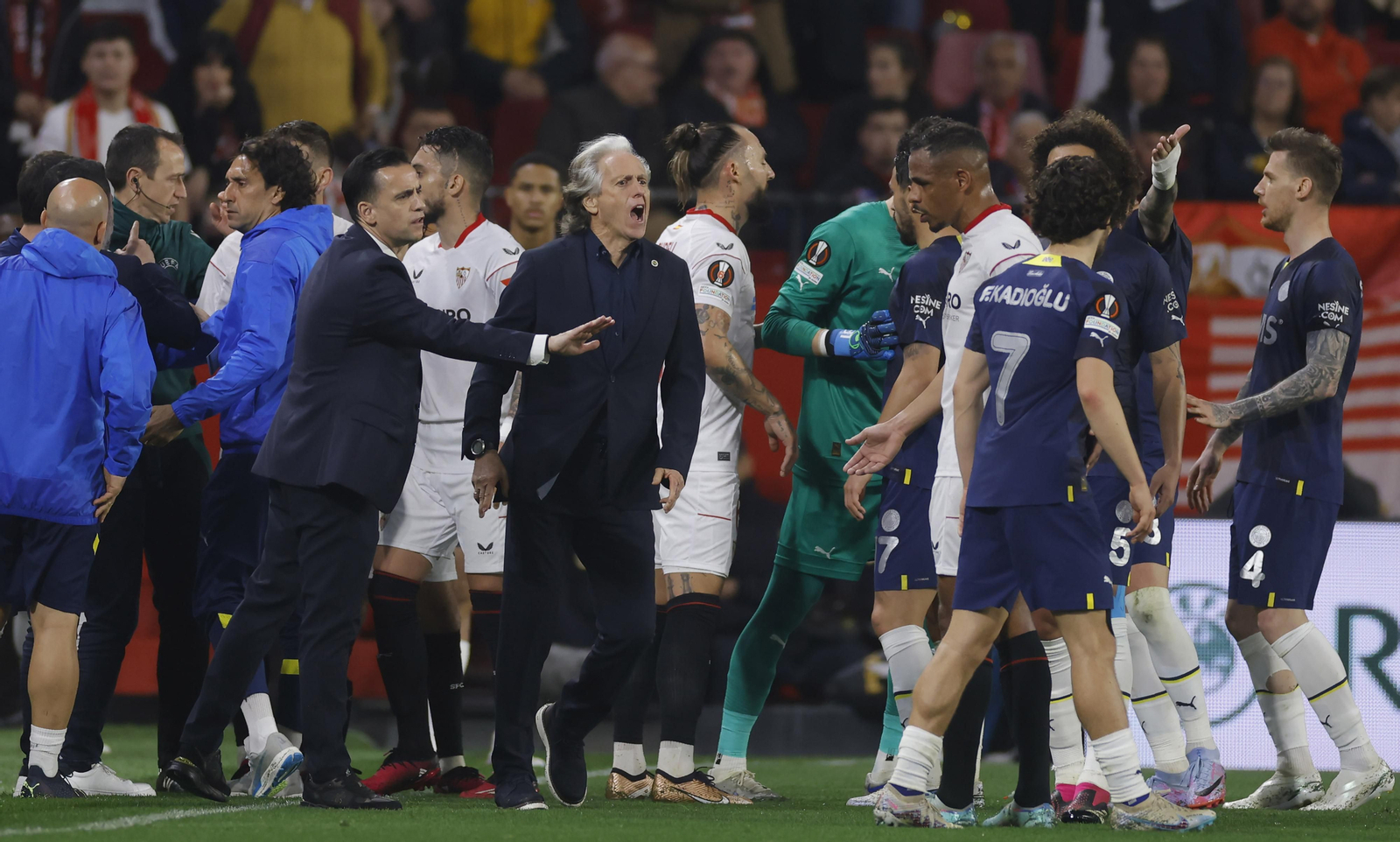 Búscate en las fotos del Sevilla-Fenerbahçe,