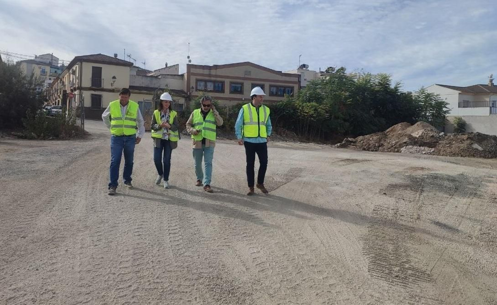 Un momento de la visita al terreno.