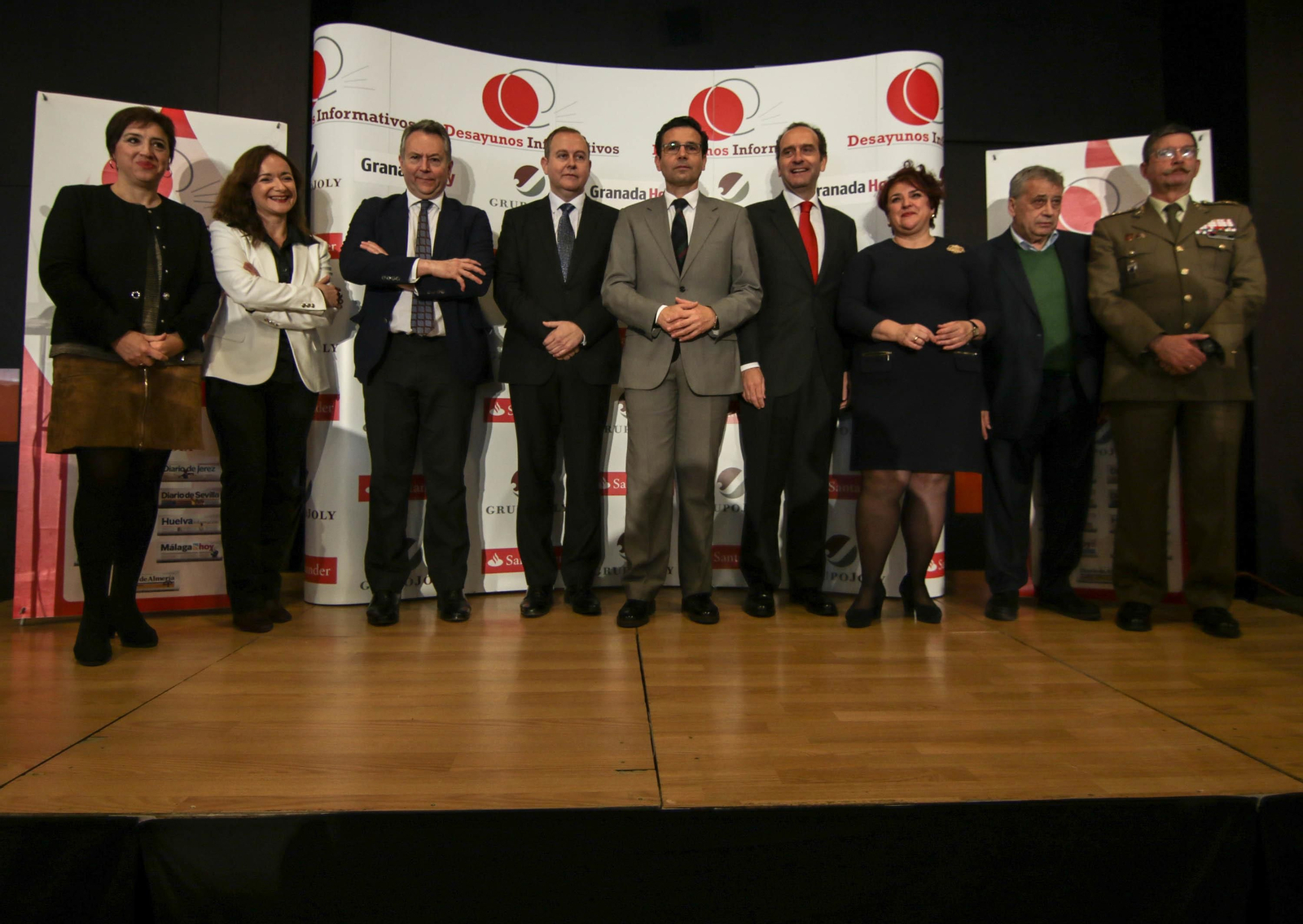La delegada del Gobierno andaluz, Sandra  García; la directora de 'Granada Hoy', Magdalena Trillo; el presidente de Grupo Joly, José Joly; el presidente de Covirán, Luis Osuna; el alcalde de Granada, Francisco Cuenca; el director territorial de Banco Santander en Andalucía, Alberto Delgado; la secretaria general del PSOE, Teresa Jiménez; el abogado Jerónimo Páez, y el jefe del Madoc, José Carrasco.