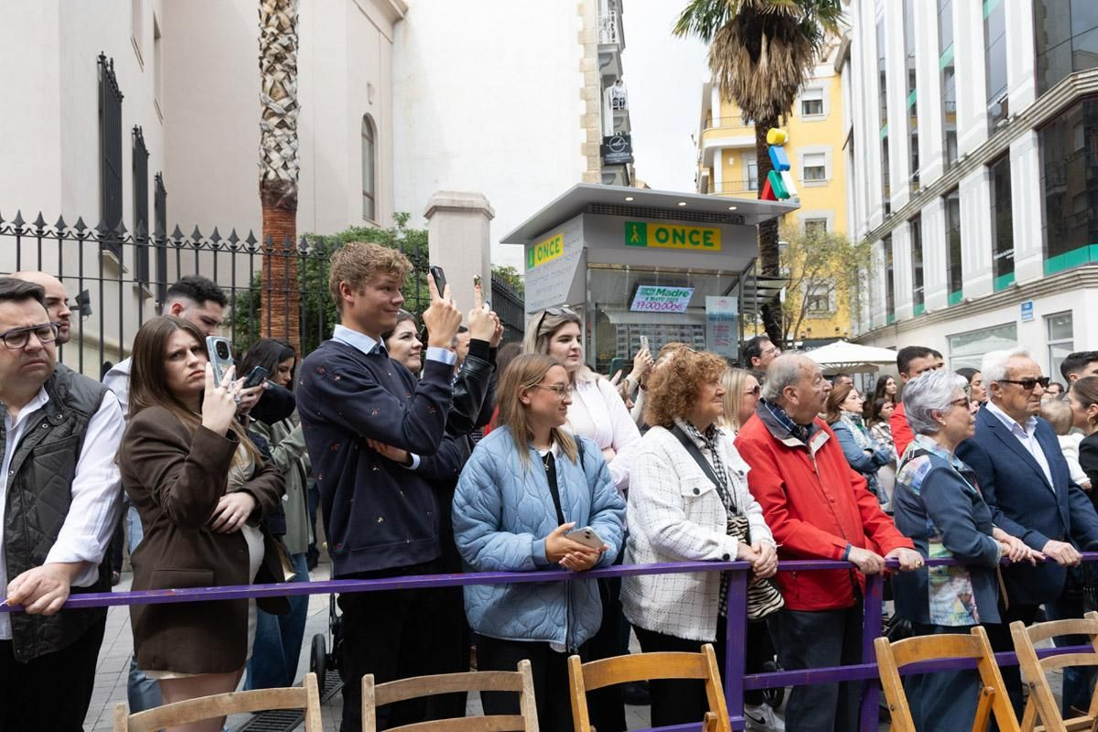 Los jiennenses se echan a la calle para presenciar la primera de las procesiones de la jornada: la Borriquilla (II)