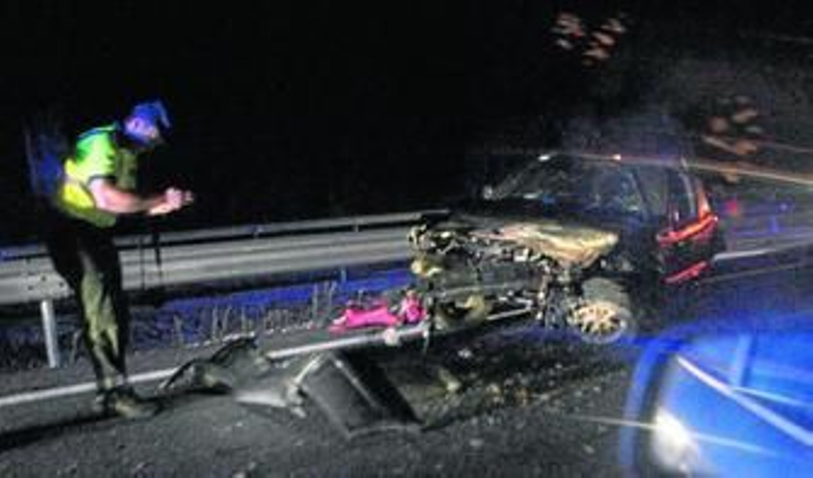 El vehículo donde viajaba la joven fallecida, totalmente destrozado, en la A-7.