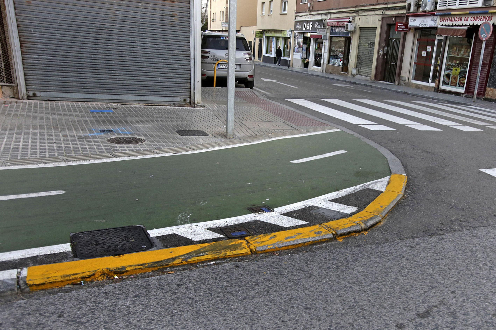 El bordillo causante de los accidentes se ha pintado de amarillo y con rayas horizontales blancas para evitar el efecto óptico que producía. El bordillo causante de los accidentes se ha pintado de amarillo y con rayas horizontales blancas para evitar el efecto óptico que producía.