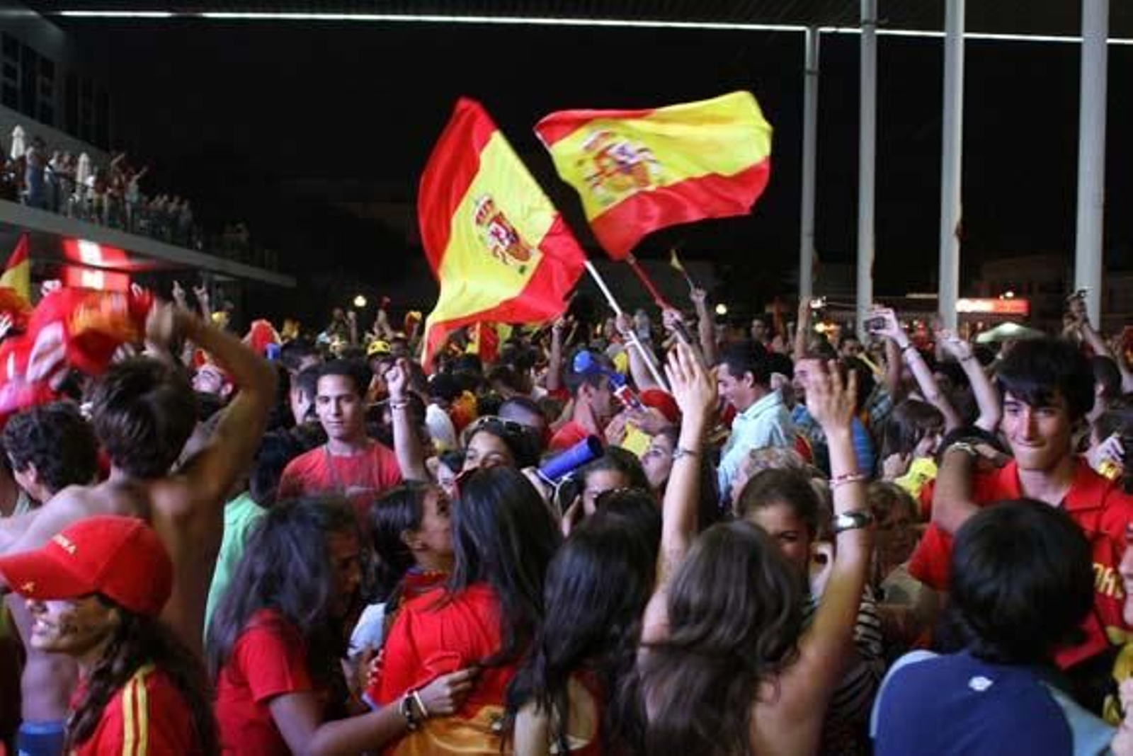 Nadie se quedó en casa para celebrar el triunfo de la selección en Sudáfrica

Foto: Paco Guerrero/Vanessa Perez