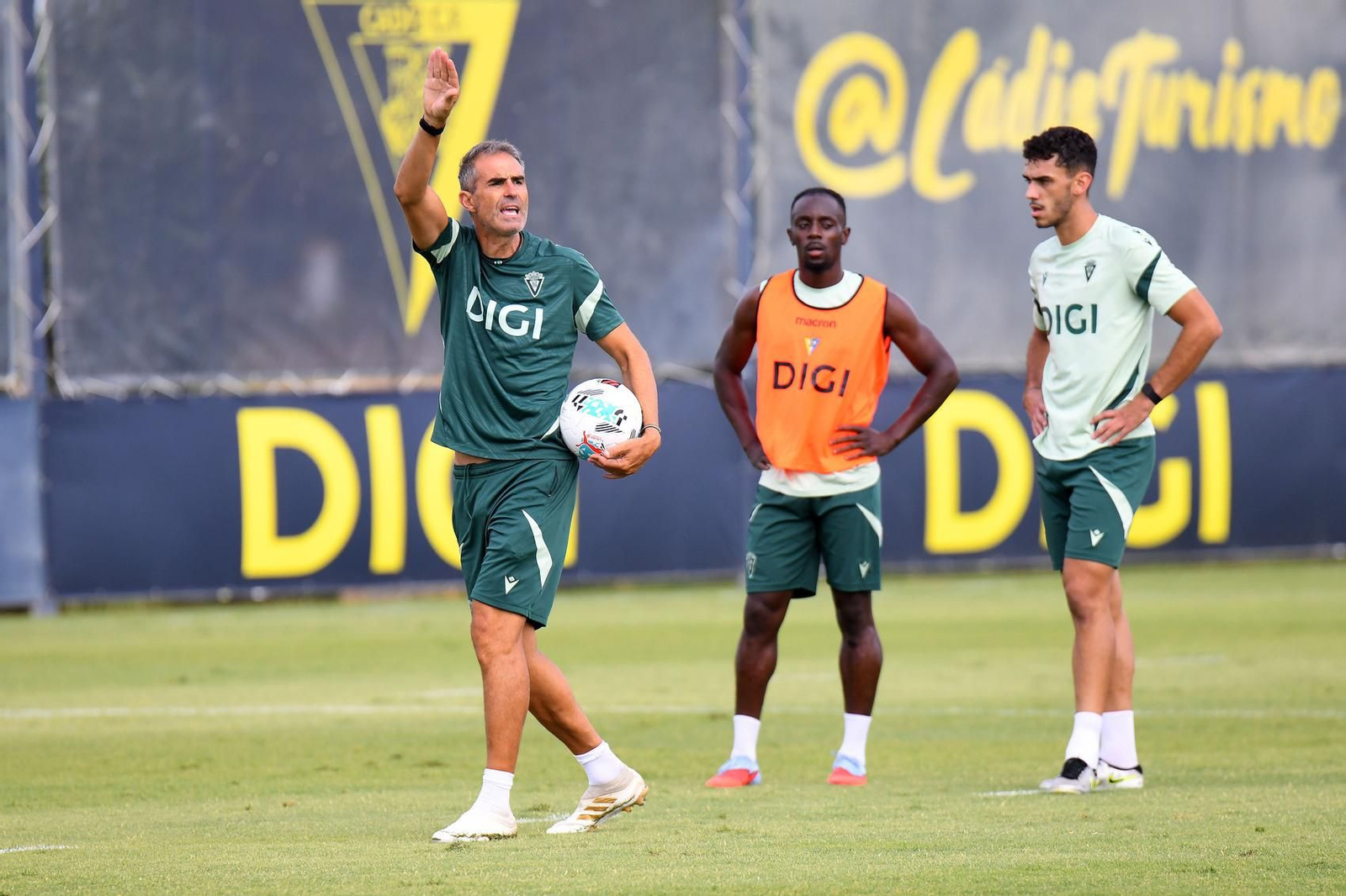 Gaizka Garitano llama la atención de sus jugadores en el entrenamiento de este miércoles.