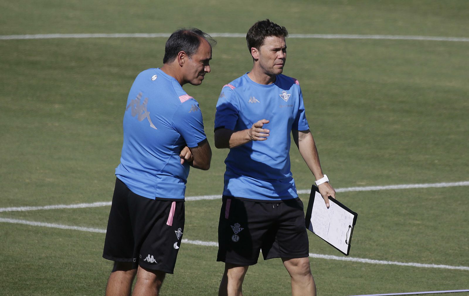 Rubi, con una carpeta con sus apuntes, dialoga con su segundo, Jaume Torras, durante un entrenamiento en la ciudad deportiva.