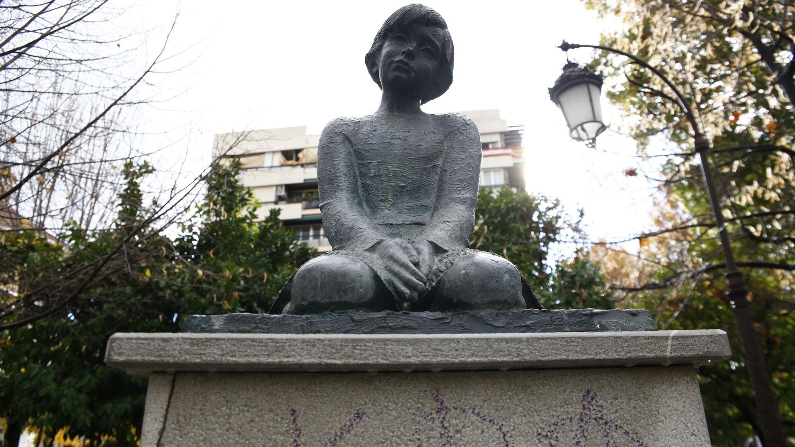 La escultura que sustituyó a ‘La Soledad’ en la Plaza de Bibataubín, también de López Burgos.