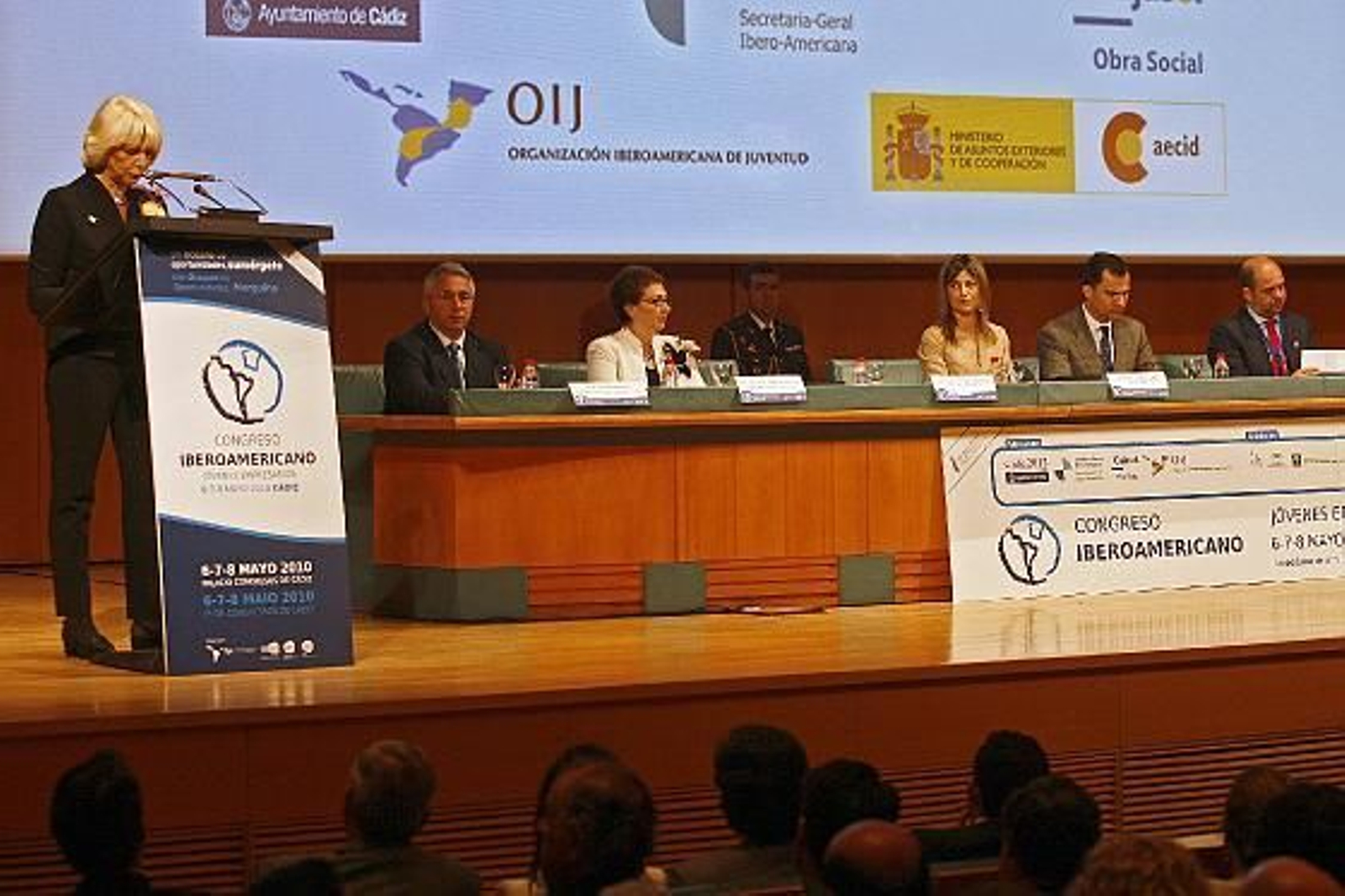 El acto de inauguración del Congreso Iberoamericano de Jóvenes Empresarios ha estado presidido por el Príncipe de Asturias, acompañado por la Ministra de Igualdad y la alcaldesa de Cádiz, entre otros

Foto: Joaquin Pino