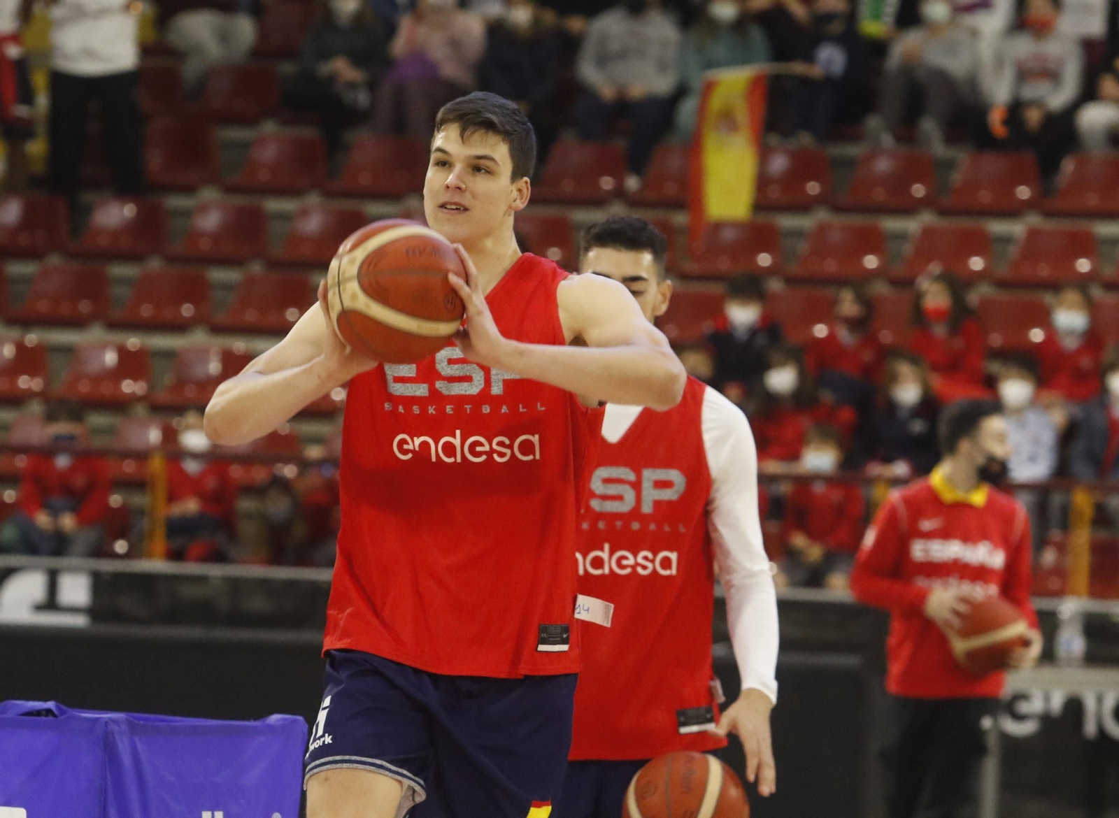 La selección española de baloncesto abre el entrenamiento en Córdoba a los más jóvenes, en imágenes