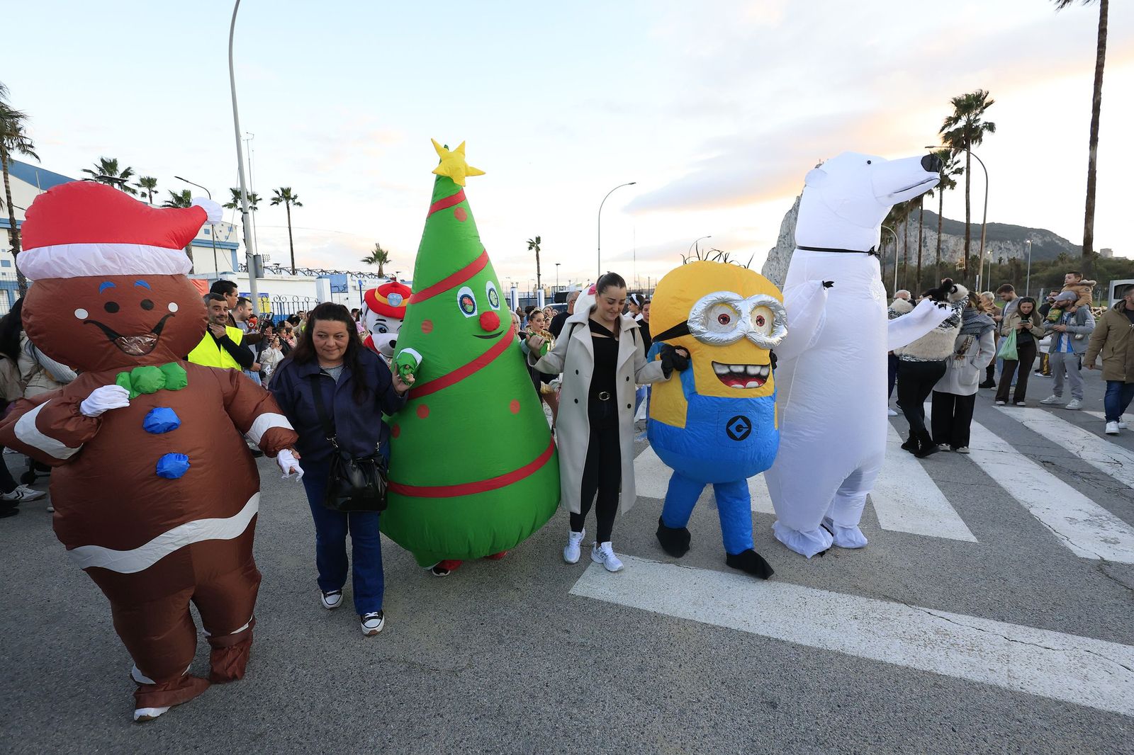 Búscate en las fotos de la cabalgata de Reyes Magos 2026 en La Línea