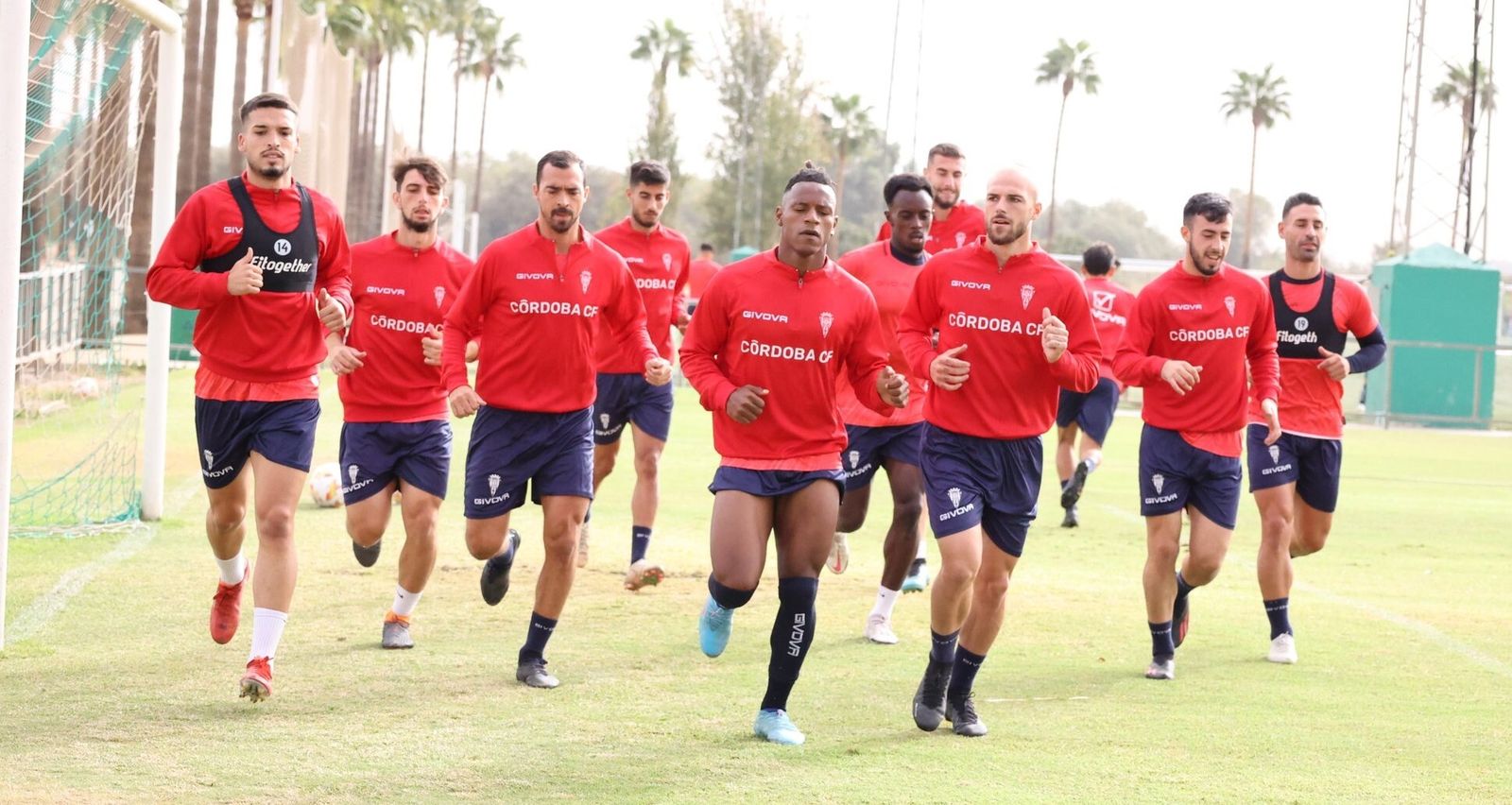 Los jugadores del Córdoba CF, en el entrenamiento de este lunes en la Ciudad Deportiva.