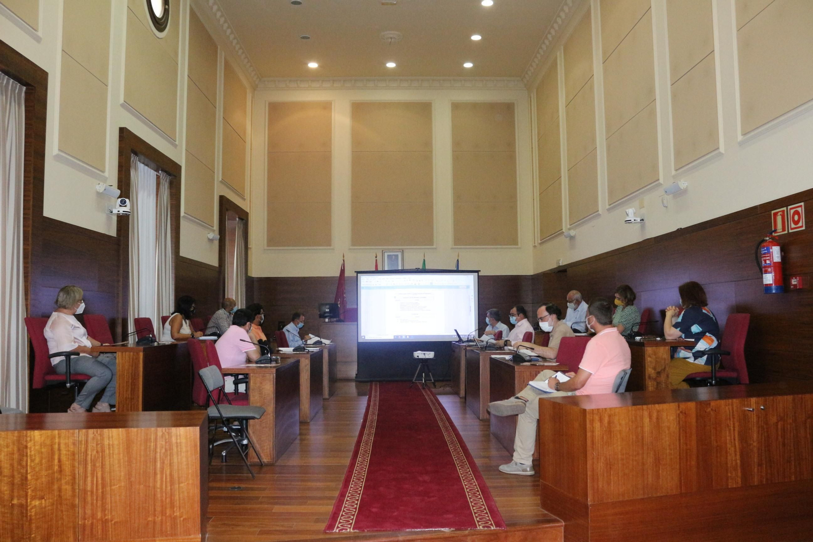 Un momento del encuentro mantenido en la mañana de hoy jueves por los representantes del tejido económico local y los responsables municipales en el salón de plenos.