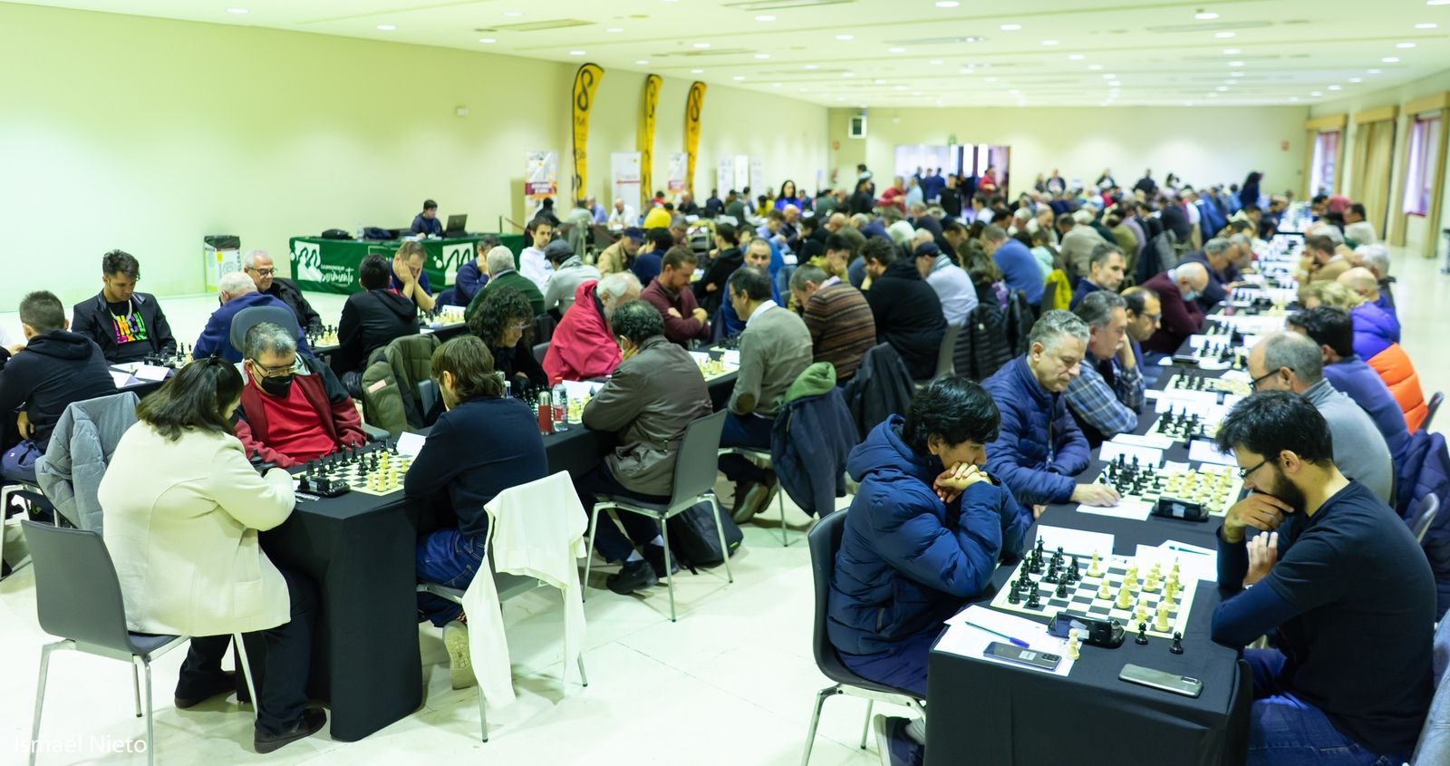 Un aspecto de la abarrotada sala donde se celebró el Abierto en Fibes en una de las rondas.