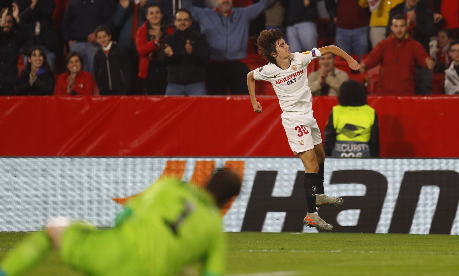 Bryan celebra el gol al Qarabag entre Fondo y Gol Sur.