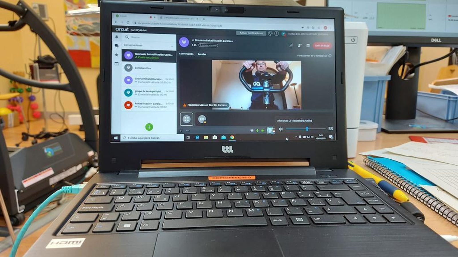 Videollamada con un paciente durante la realización de ejercicios desde casa.