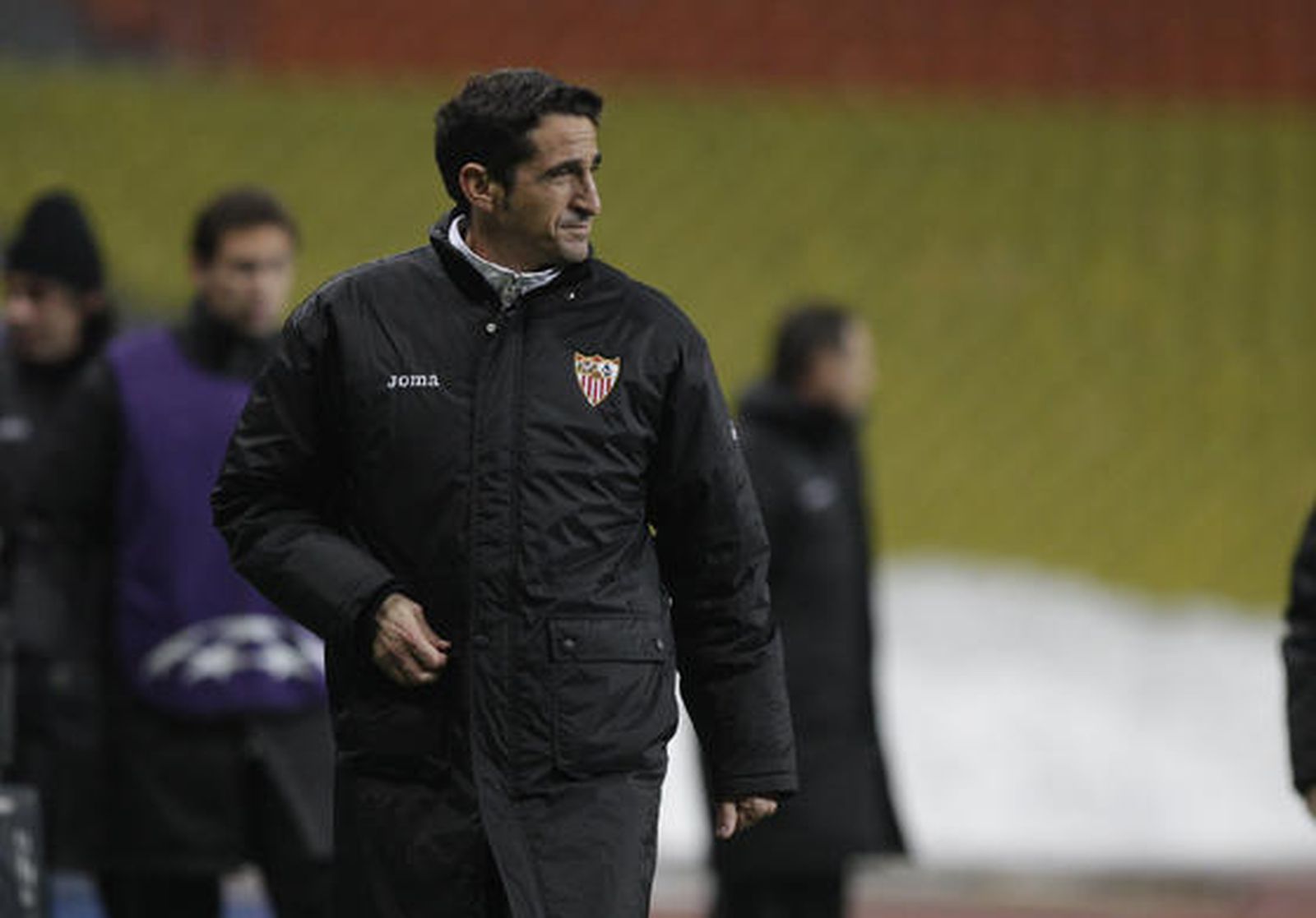 Manolo Jiménez sigue el encuentro en Moscú.

Foto: Antonio Pizarro