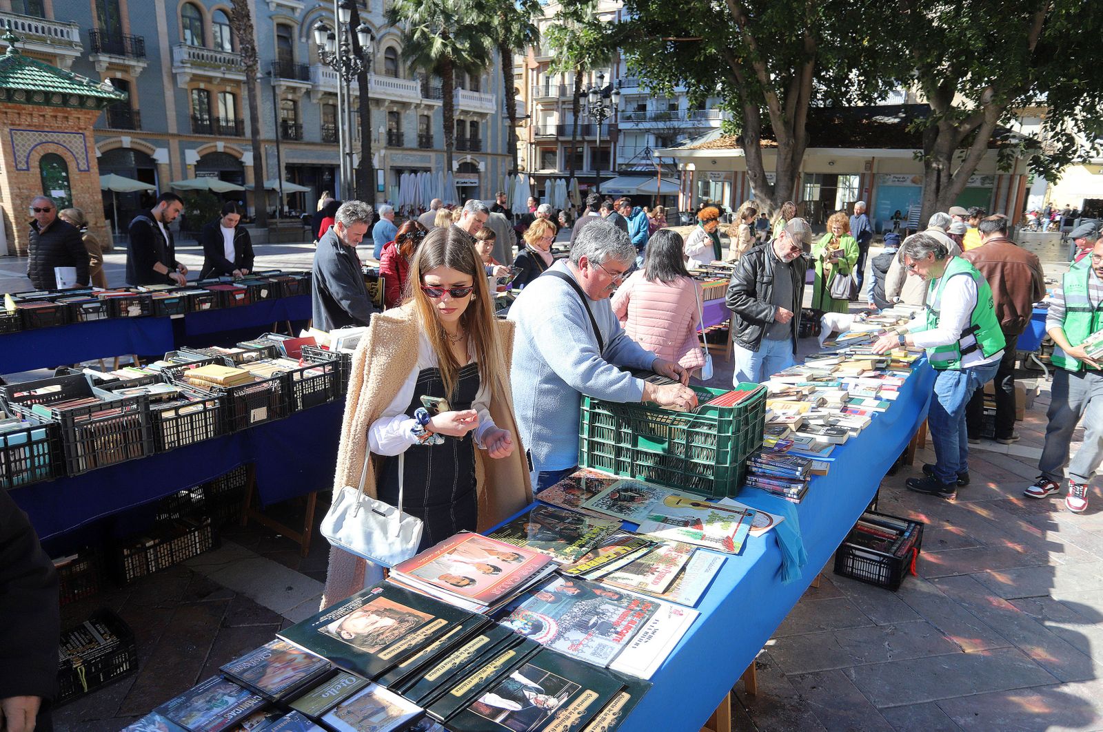 Imágenes del mercadillo de Ayre Solidario en la Plaza de las Monjas
