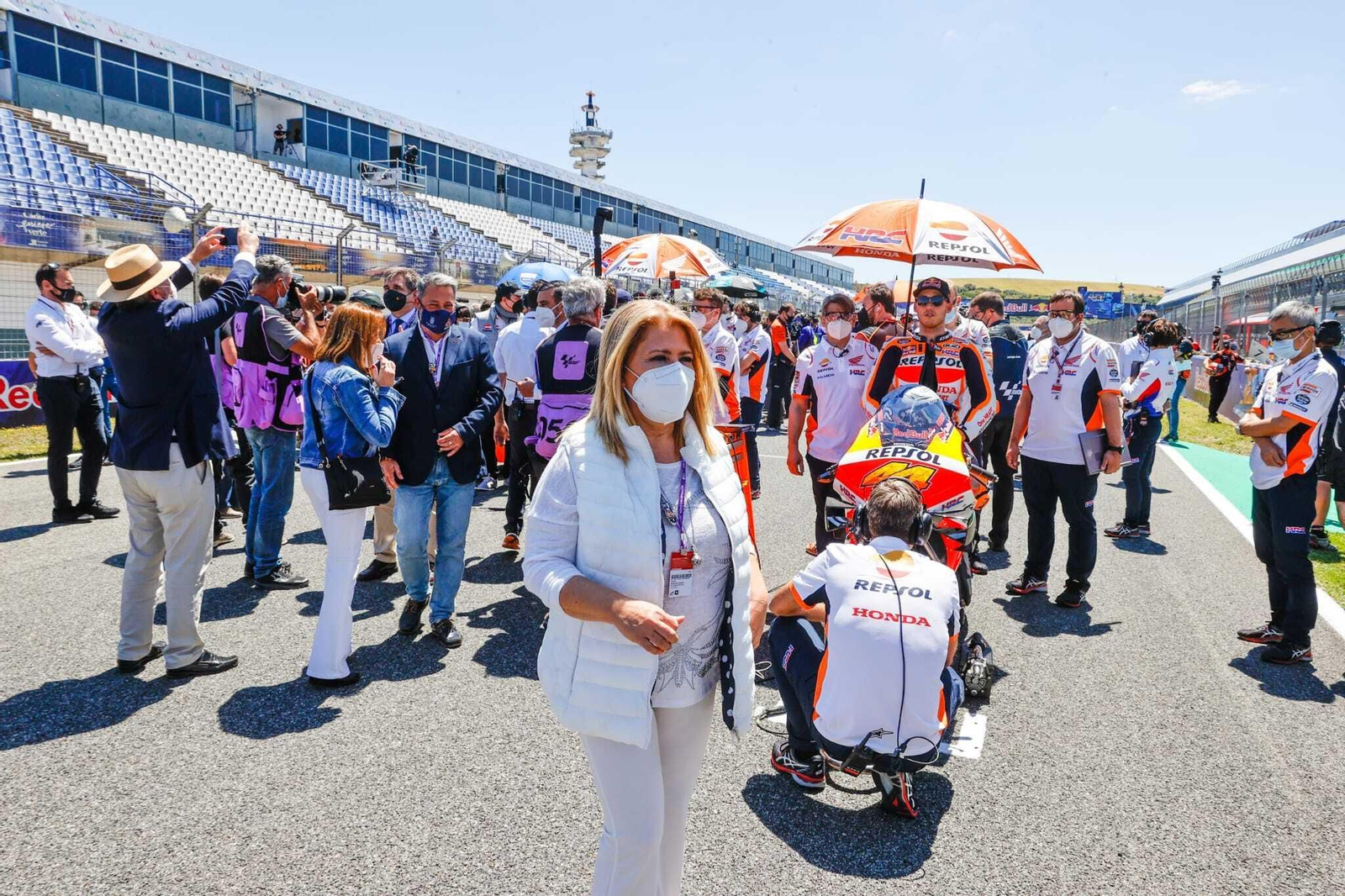 La alcaldesa,  momentos antes de la salida de la prueba de MotoGP.