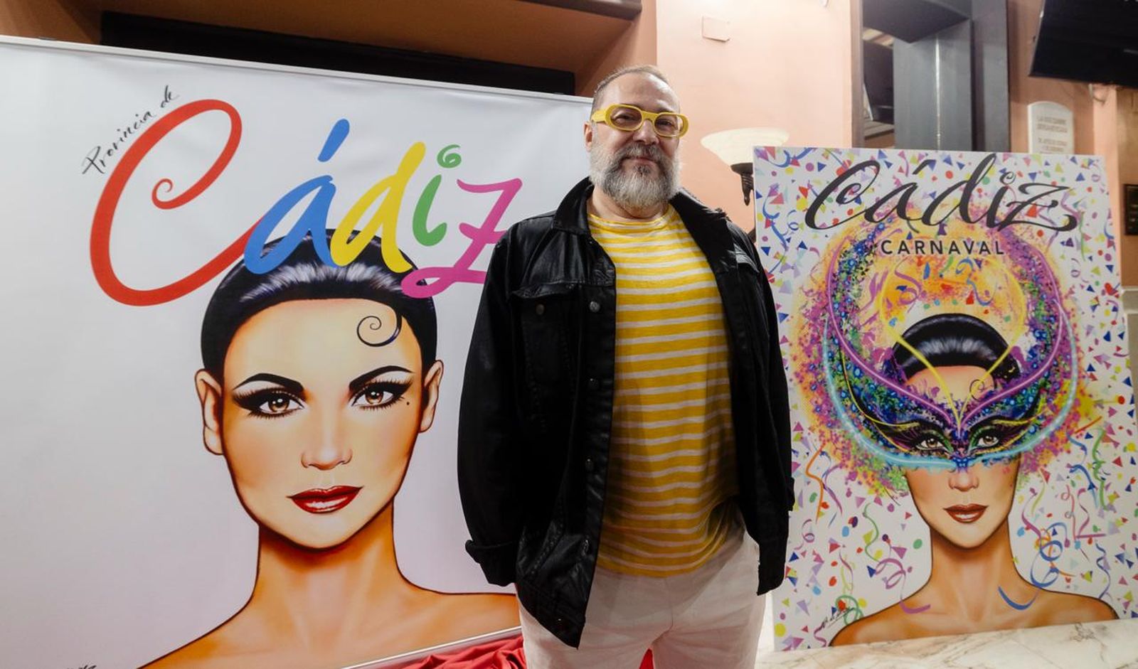 El artista Antonio de Felipe posa ante sus creaciones.