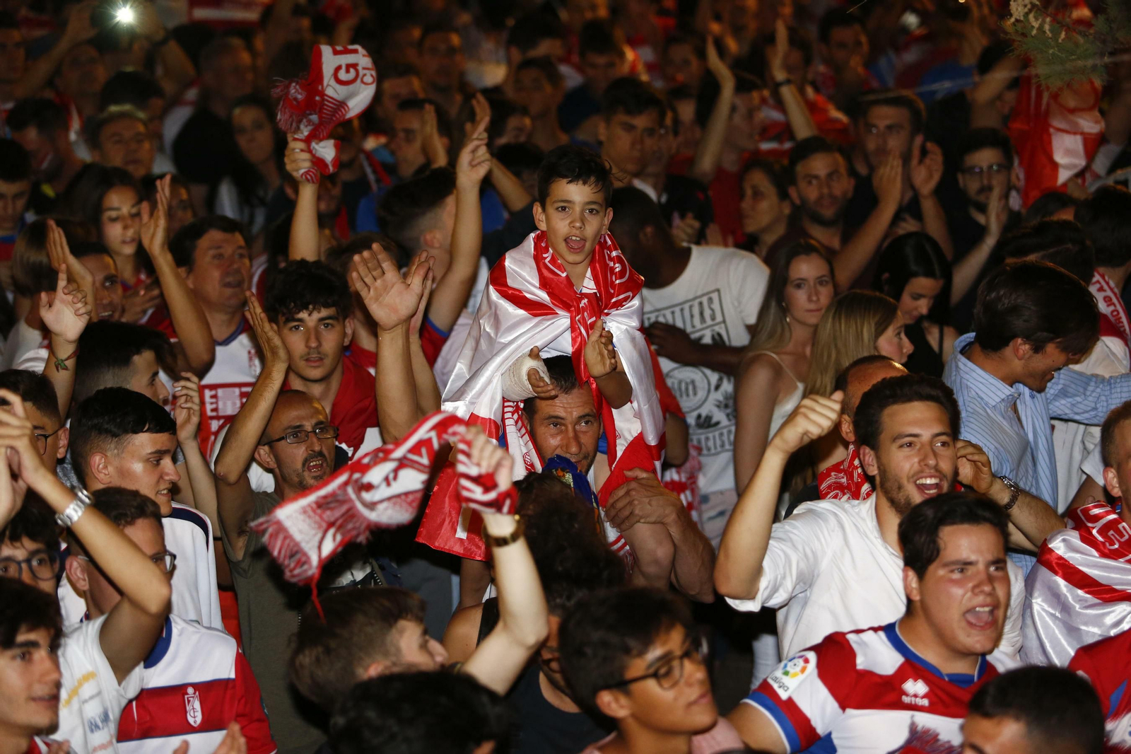 Las mejores imágenes de cómo Granada celebró el ascenso en la Fuente de las Batallas