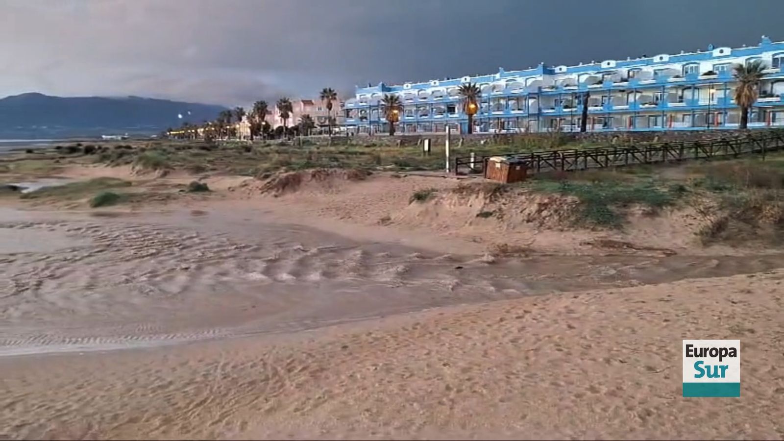 La playa de Los Lances en Tarifa amanece anegada por vertidos de aguas fecales tras la tormenta del Día de Andalucía