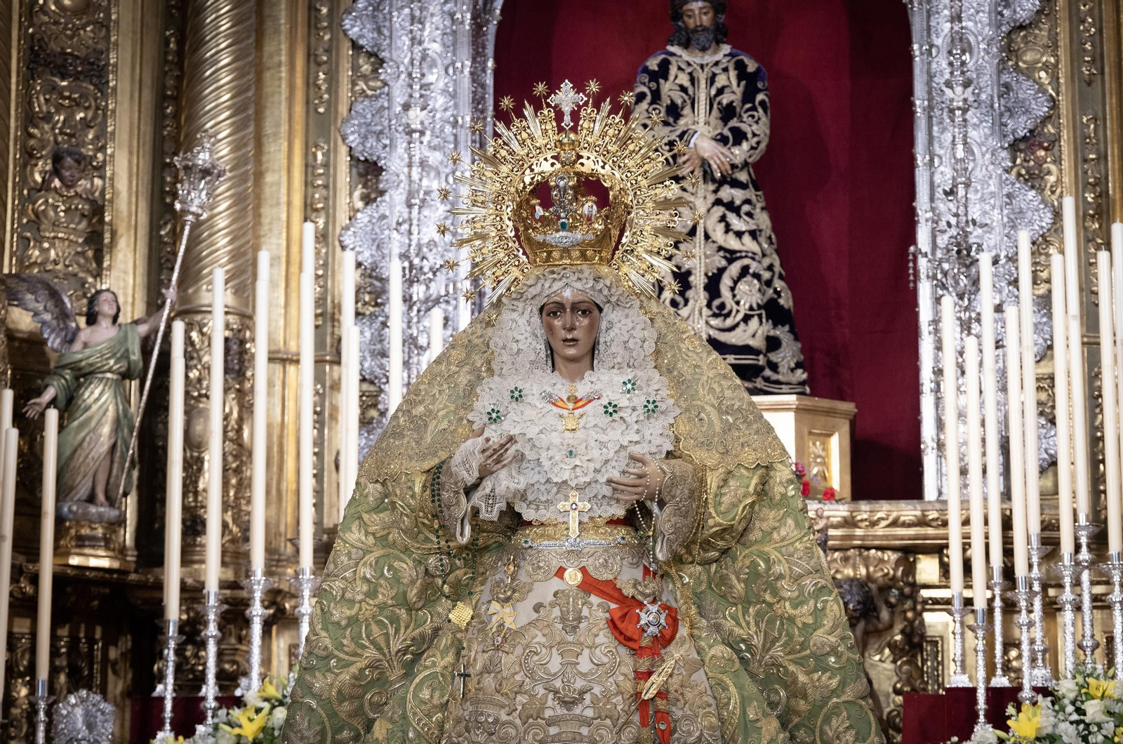 Todas las imágenes de la Macarena preparada para recibir la Rosa de Oro