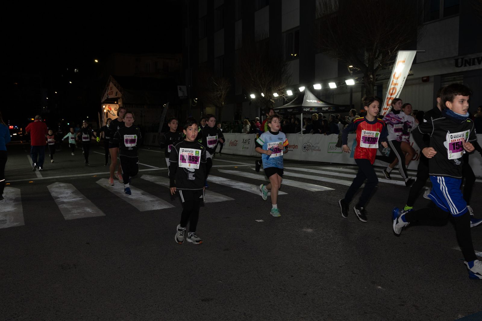 En imágenes: 2.000 atletas brillan con luz propia en la infantil de la Carrera de San Antón 2026