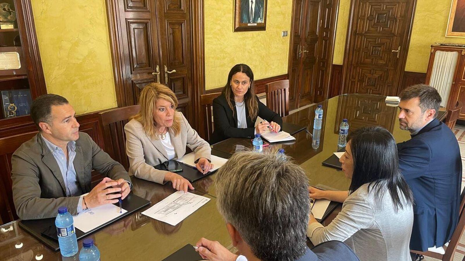 Reunión de la alcaldesa de Huelva, PIlar Miranda, con una delegación de Trina Solar.