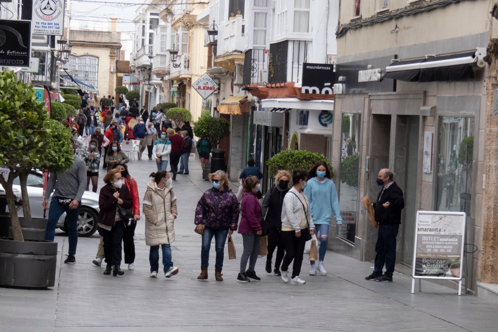 Vecinos de San Fernando, por la calle Rosario, hace unos días.