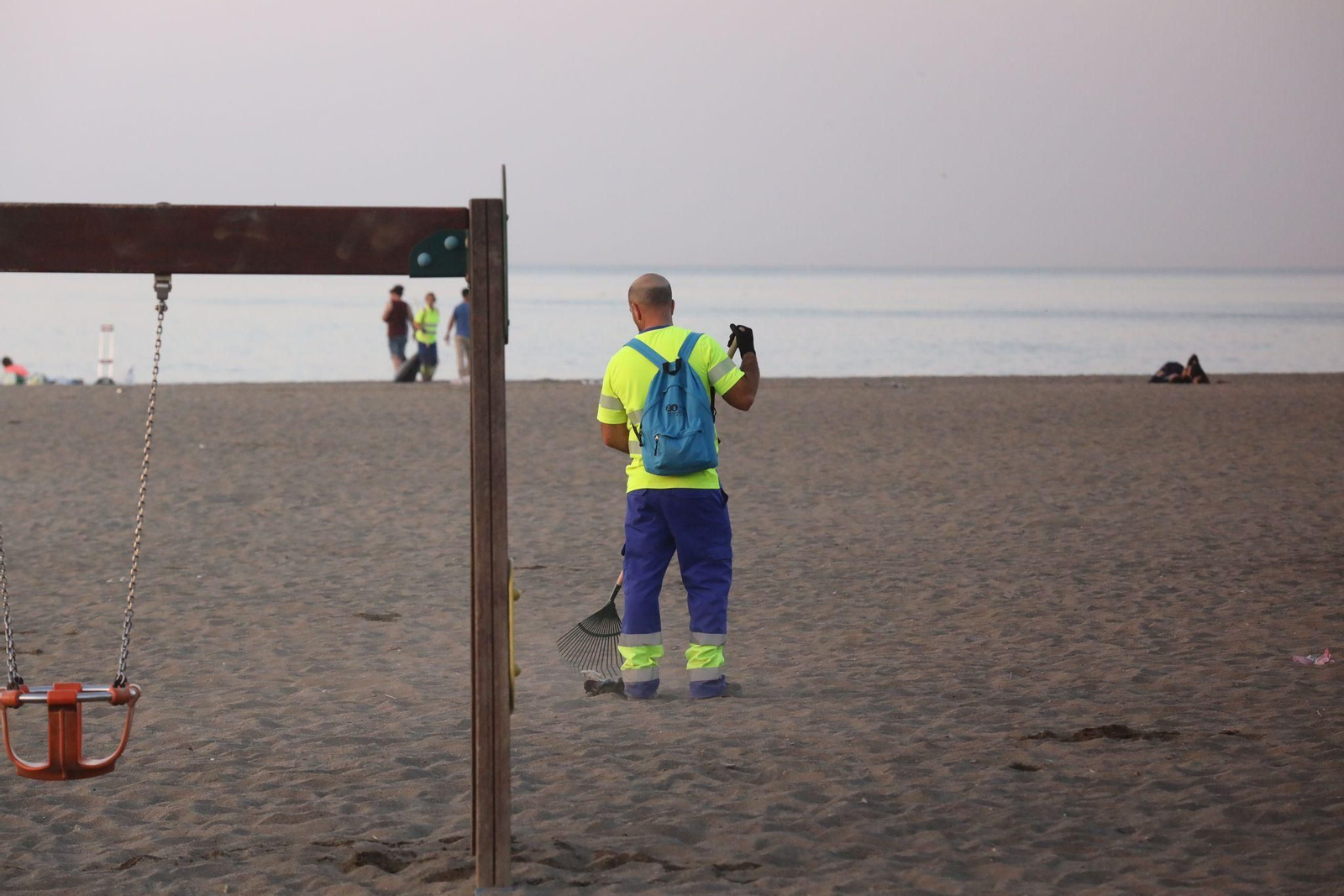La 'resaca' de la Noche de San Juan en la playa de Huelin en Málaga La 'resaca' de la Noche de San Juan en la playa de Huelin en Málaga