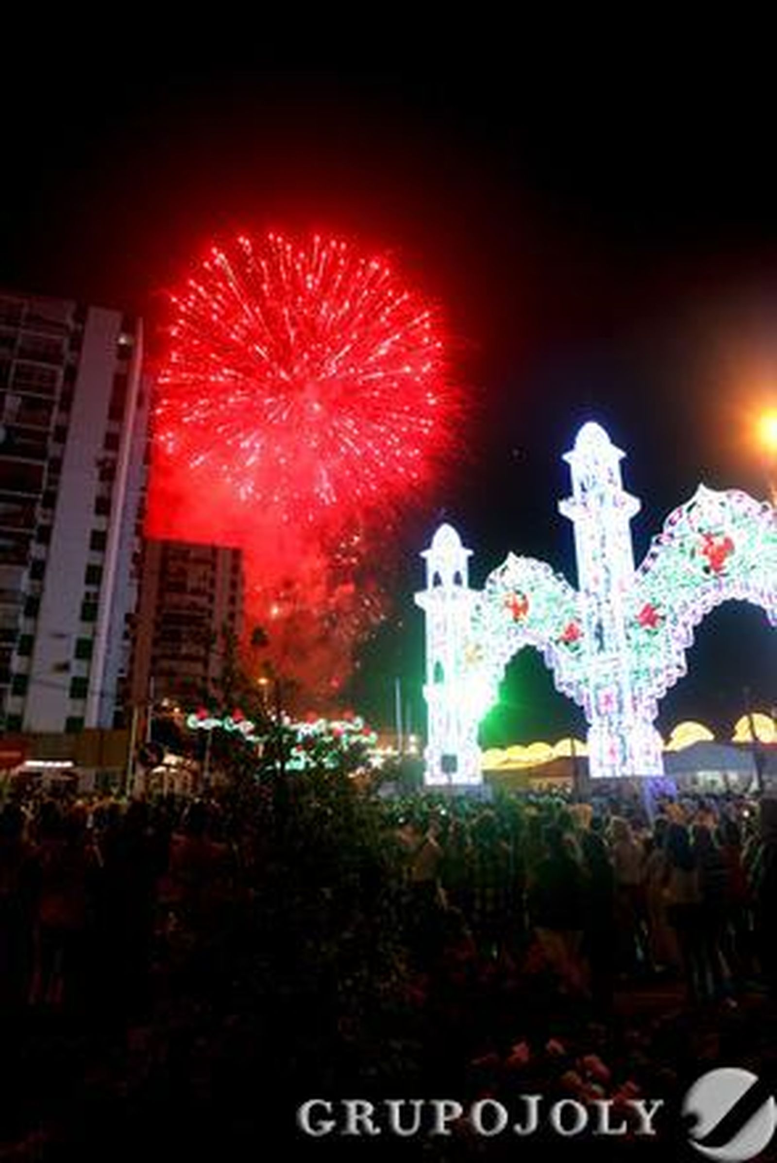 Los algecireños disfrutan de su último día de feria y se reúnen en el Real para contemplar el montaje pirotécnico con el que acaba la fiesta./J.M. Quiñones

Foto: J.M. Quinones