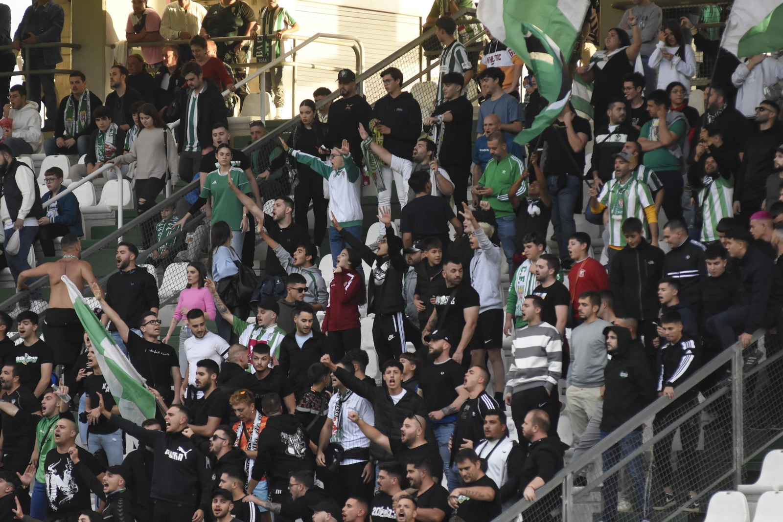 Córdoba CF - Recreativo: Las mejores fotos del ambiente en El Arcángel