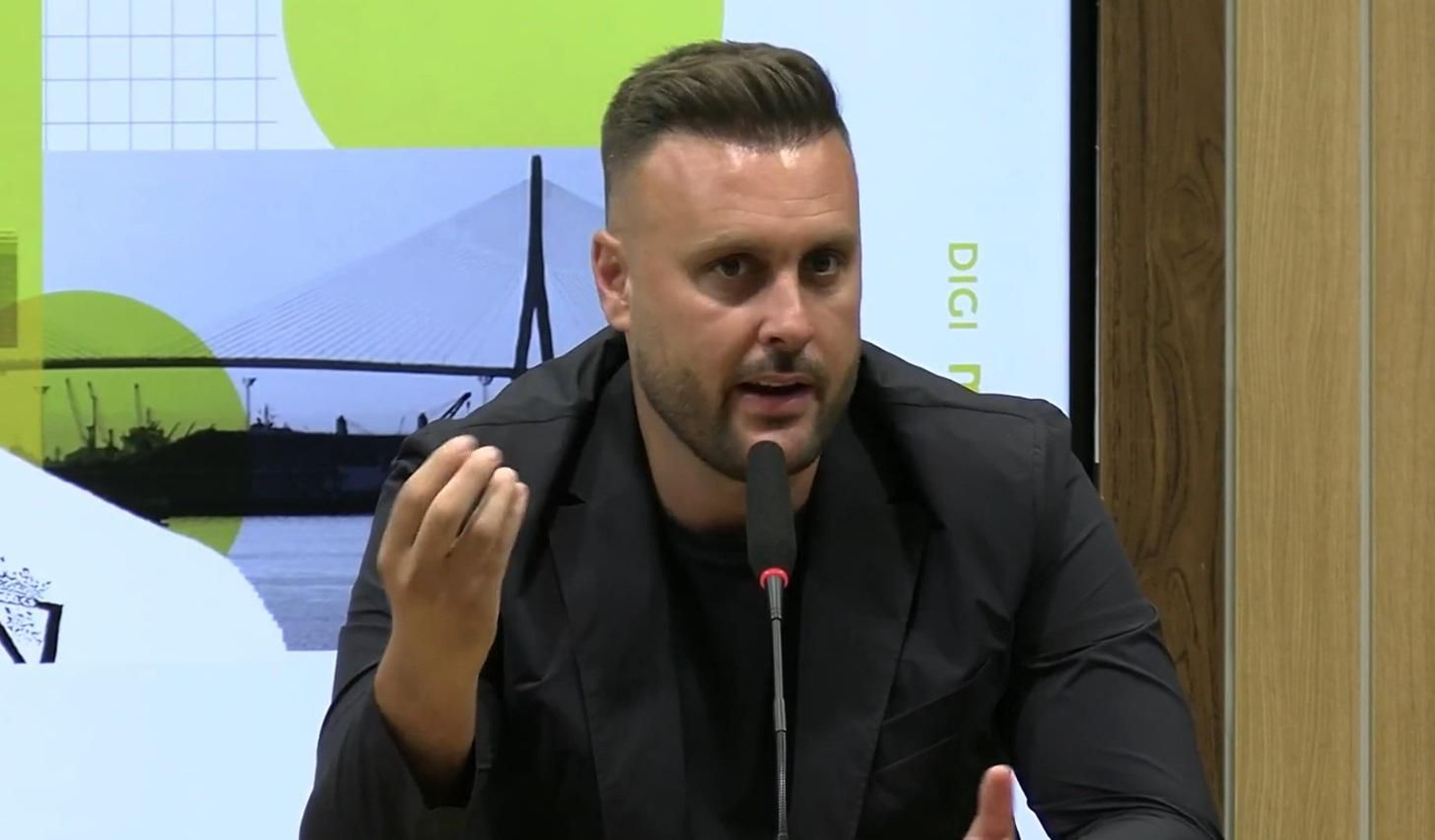 Juan Cala comparece en la presentación de Jorge Moreno.