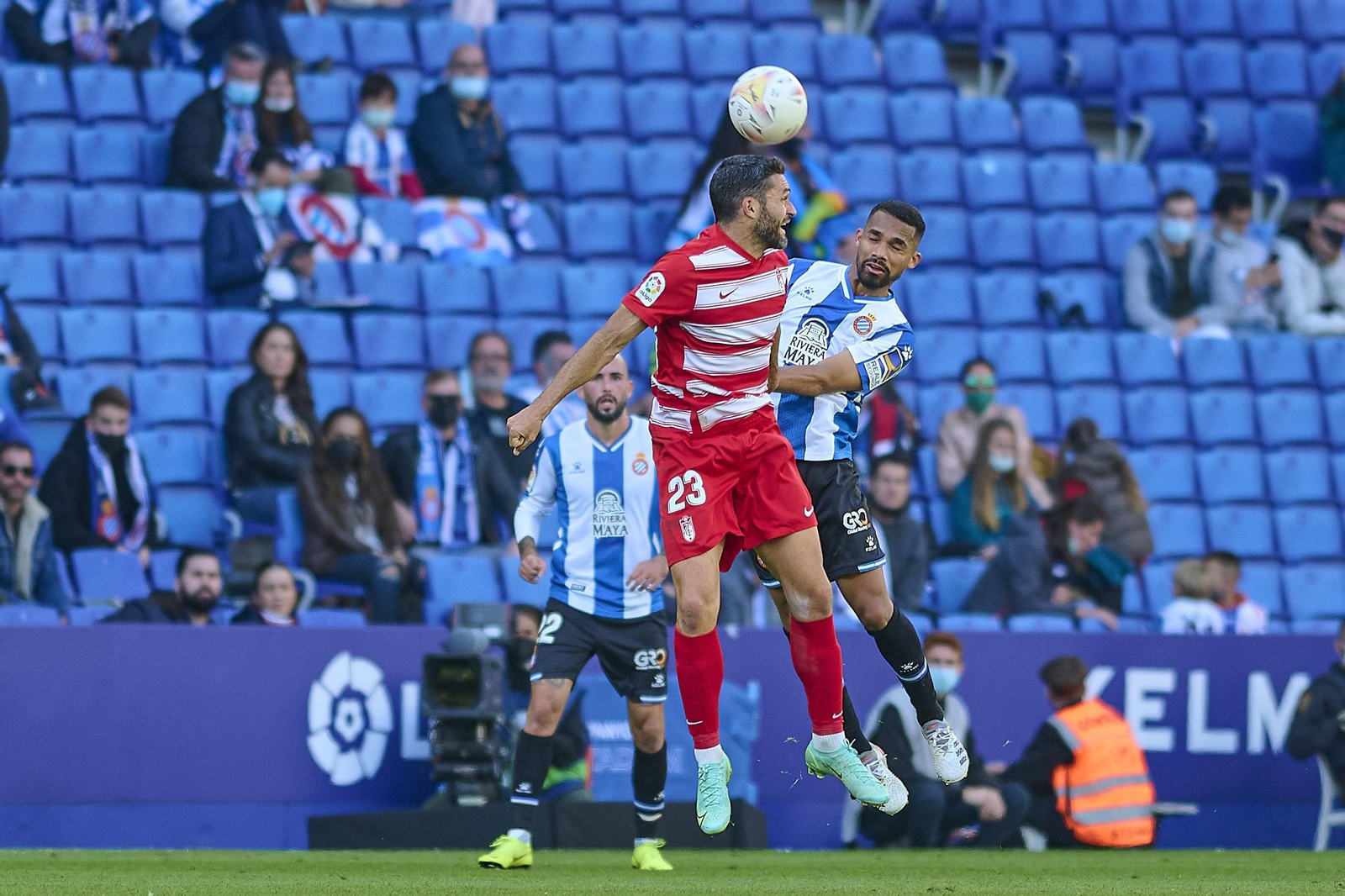 Jorge Molina pelea un balón con Yangel Herrera.