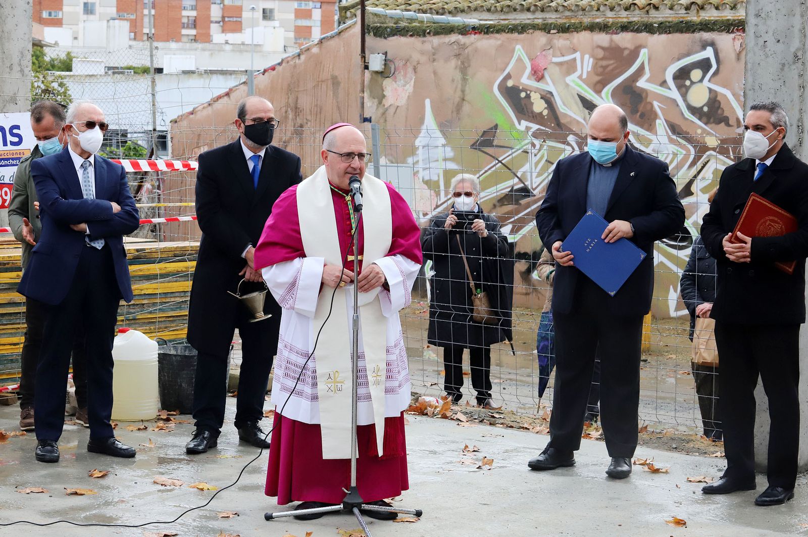 El Obispo de Huelva, Santiago Gómez, coloca la primera piedra de la nueva parroquia de Cristo Sacerdote, en imágenes